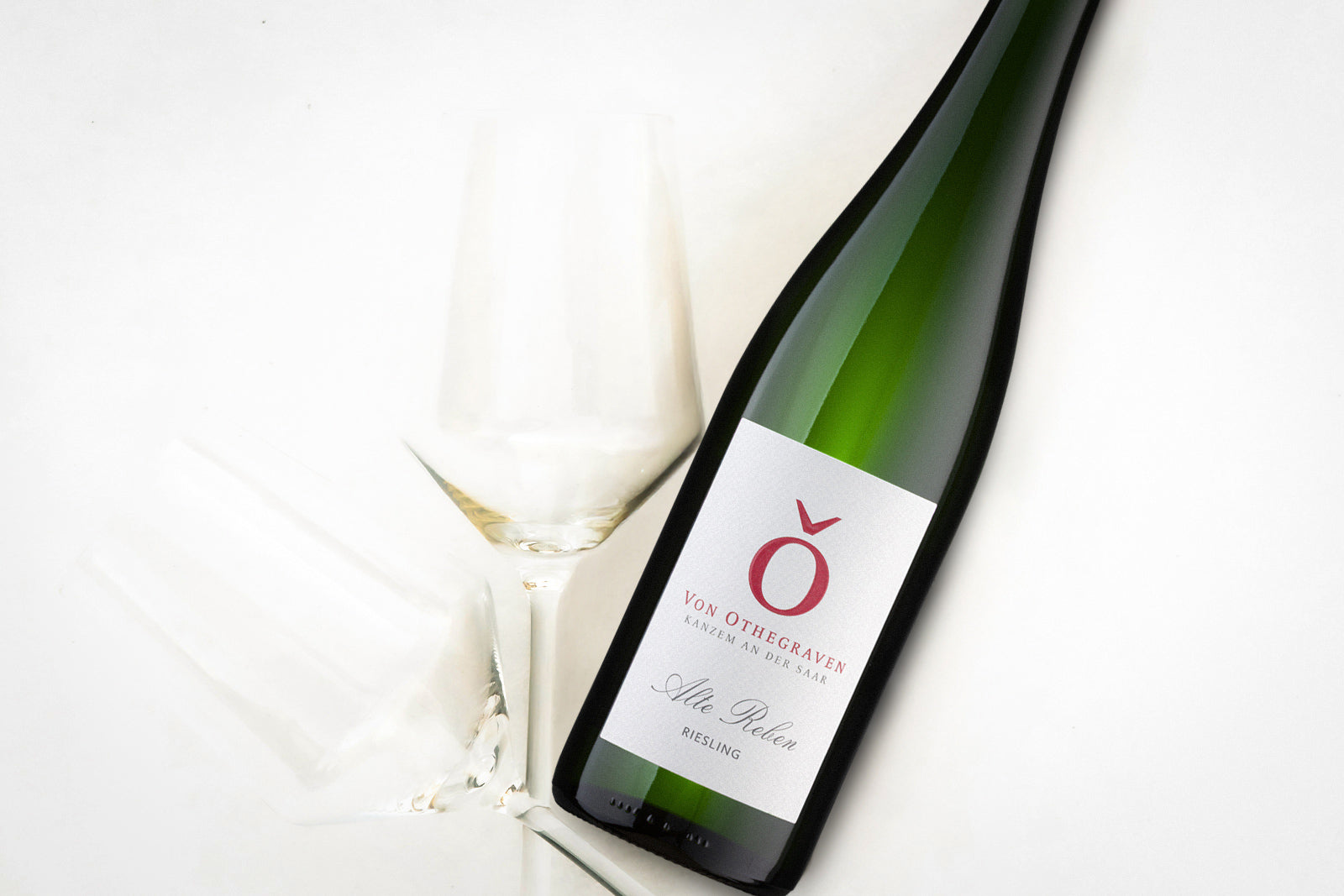Alte Reben Riesling vom Weingut von Othegraven – Riesling aus alten Rebstöcken in der Flasche mit Weinglas