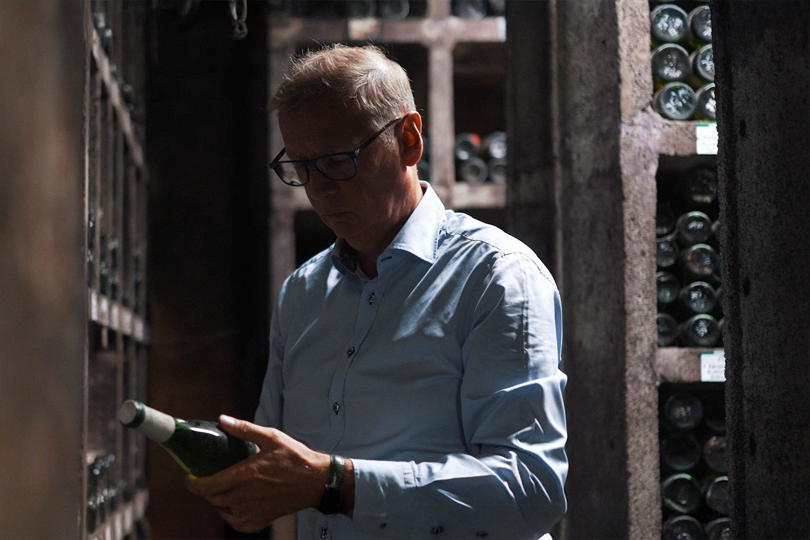 Günther Jauch im historischen Weinkeller des Weinguts von Othegraven bei der Weinprüfung