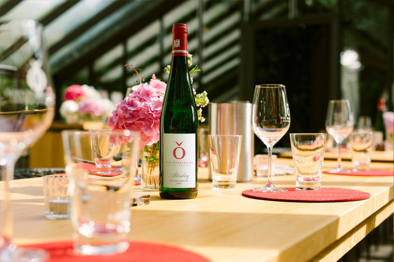 Saar Riesling vom Weingut von Othegraven auf einem gedeckten Tisch im Haus im Park
