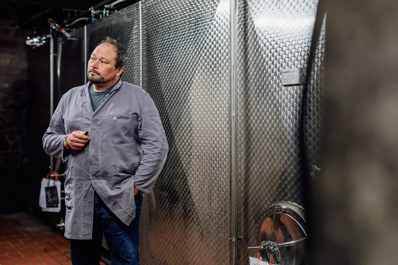 Swen Klinger, Kellermeister des Weinguts von Othegraven, im Weinkeller bei der Moselwein-Herstellung