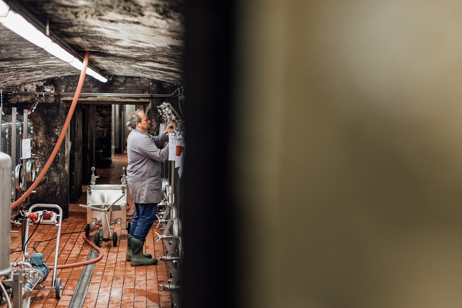 Weingut Mosel – Winzer Swen Klinger bei der Arbeit im historischen Weinkeller des Weinguts von Othegraven