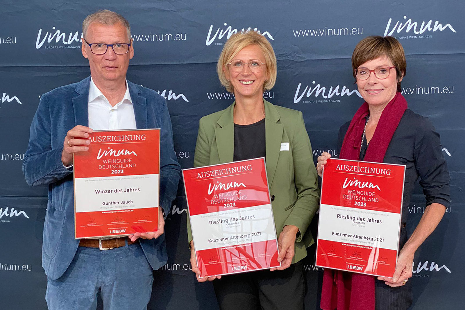Günther Jauch, Thea Jauch und Geschäftsführerin Grit Schedlinski mit Auszeichnungen des Vinum Weinguide für das Weingut von Othegraven an der Saar