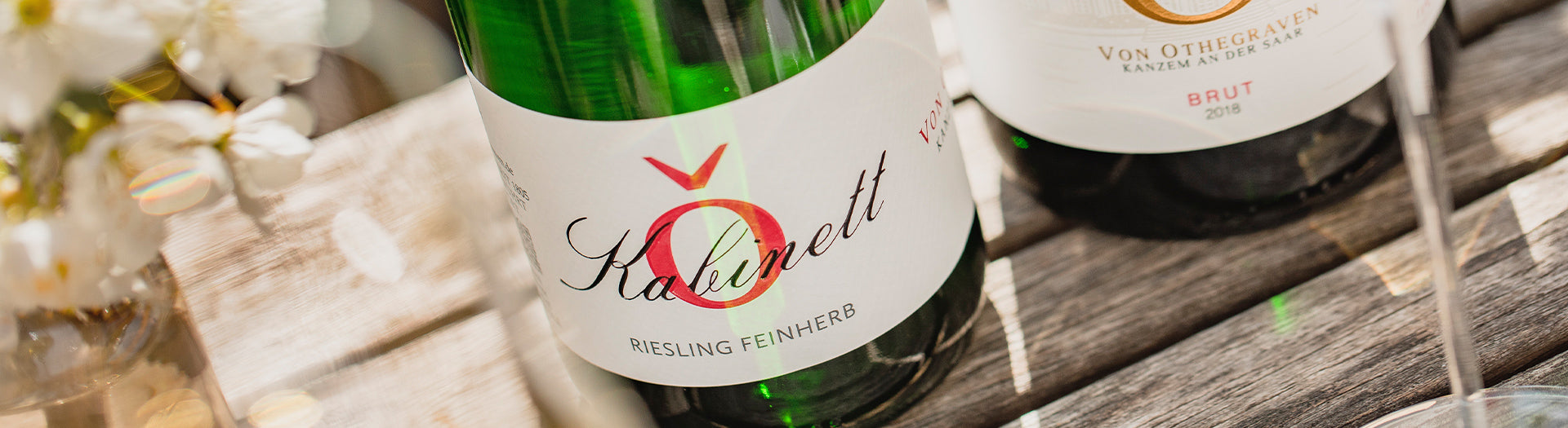 Flasche Riesling Feinherb vom Weingut von Othegraven – Weißwein Mosel auf Holztisch