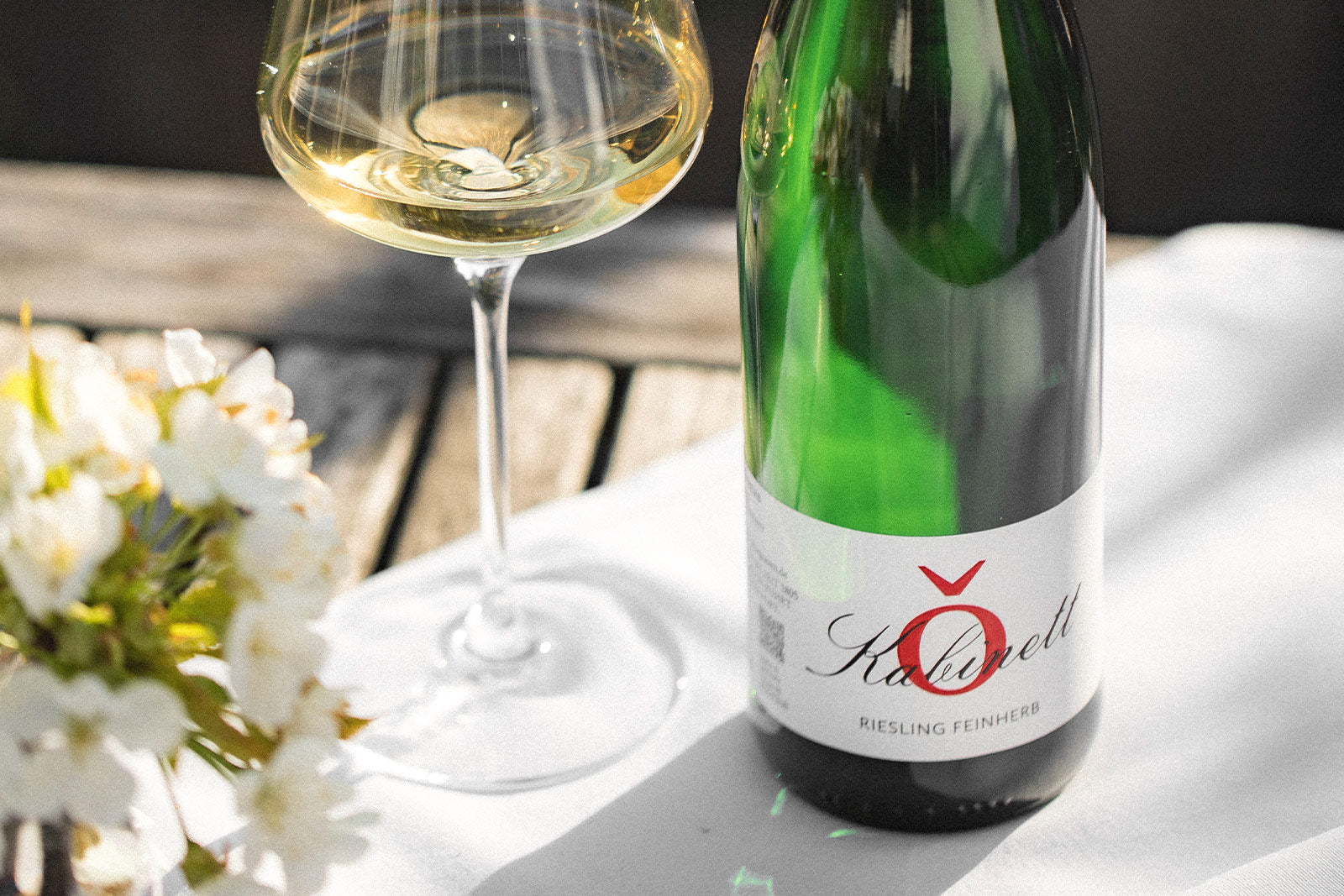 Riesling vom Weingut von Othegraven in Kanzem an der Saar mit Weinglas auf gedecktem Tisch