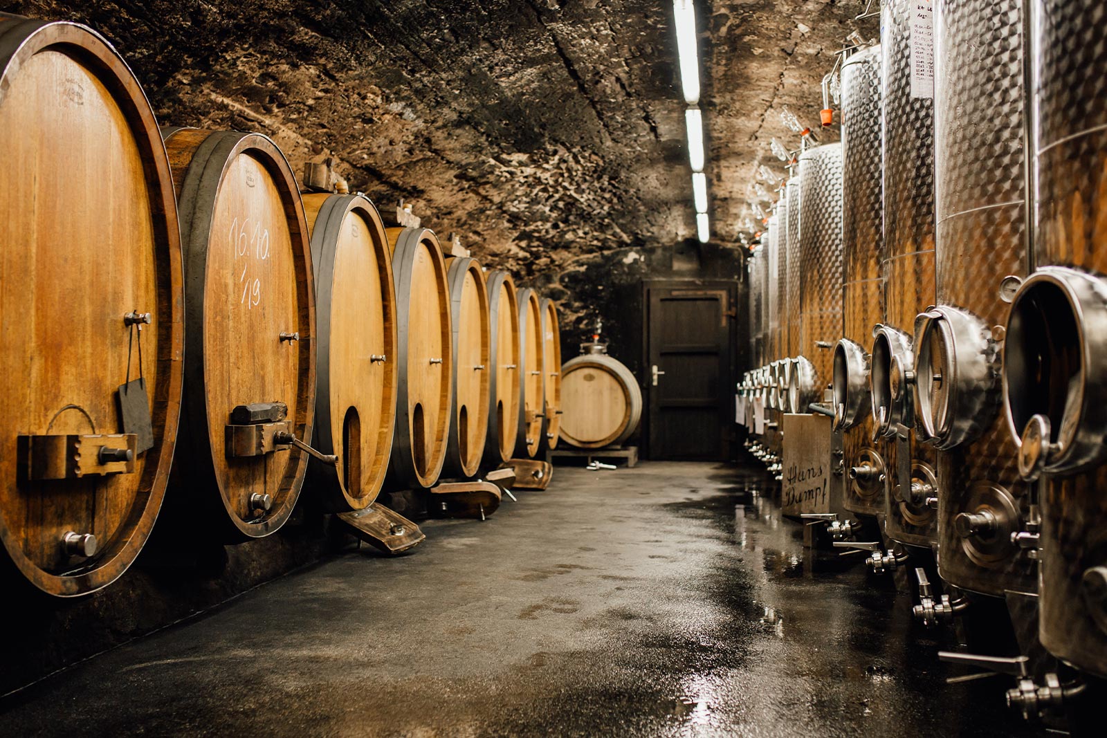 Ausbau von Saar Riesling im historischen Weinkeller des Weinguts von Othegraven mit Holzfässern und Edelstahltanks